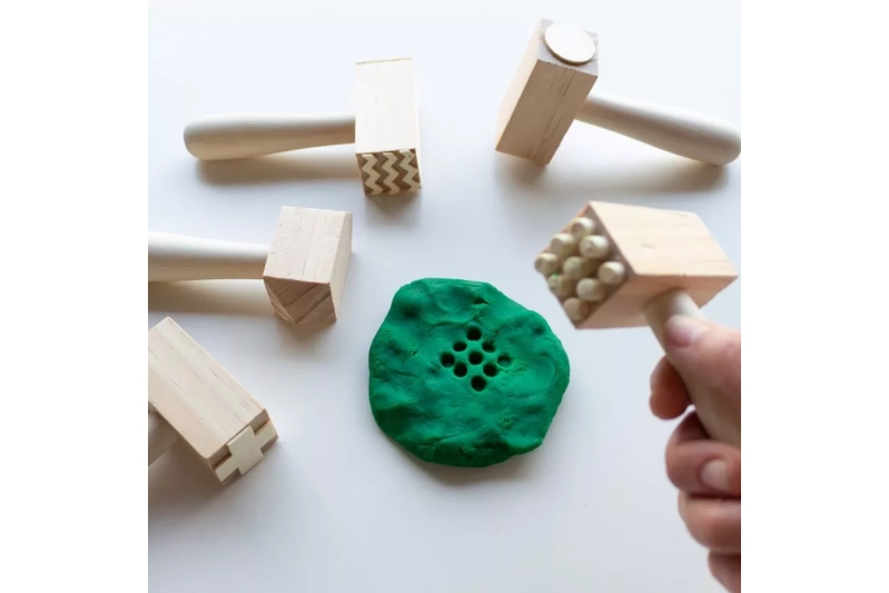 5 martillos de madera con texturas