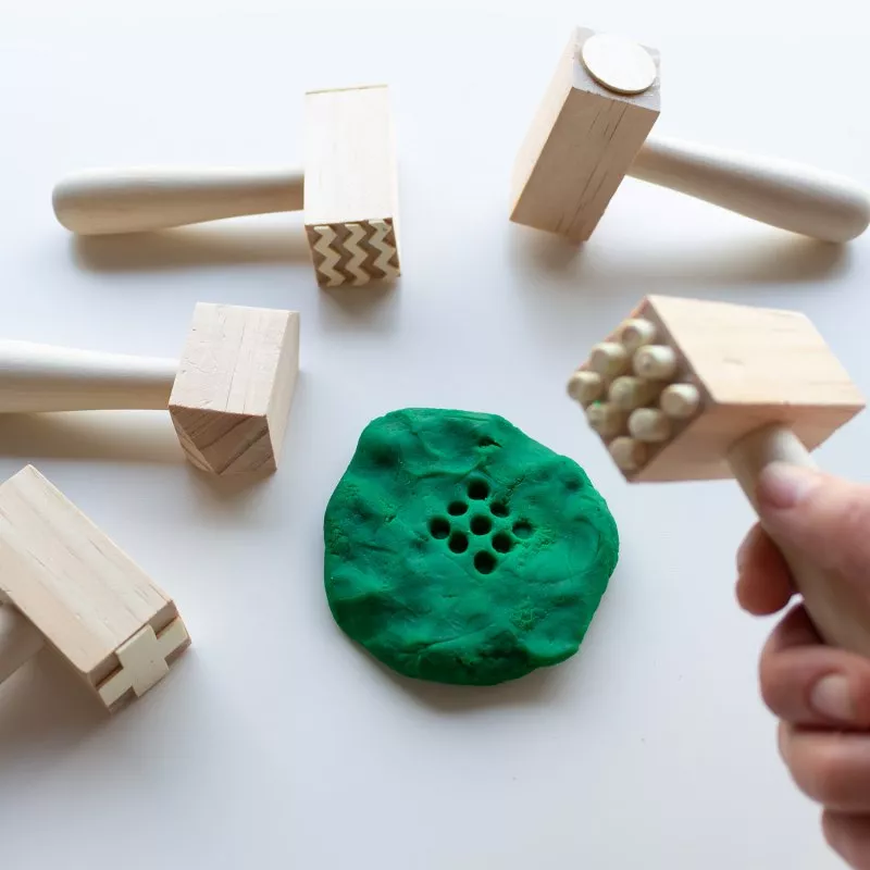 5 martillos de madera con texturas