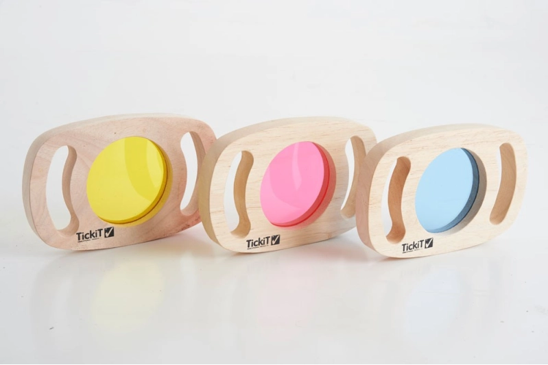 3 paneles de colores con asas