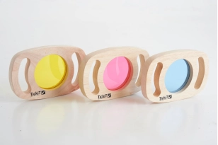 3 paneles de colores con asas