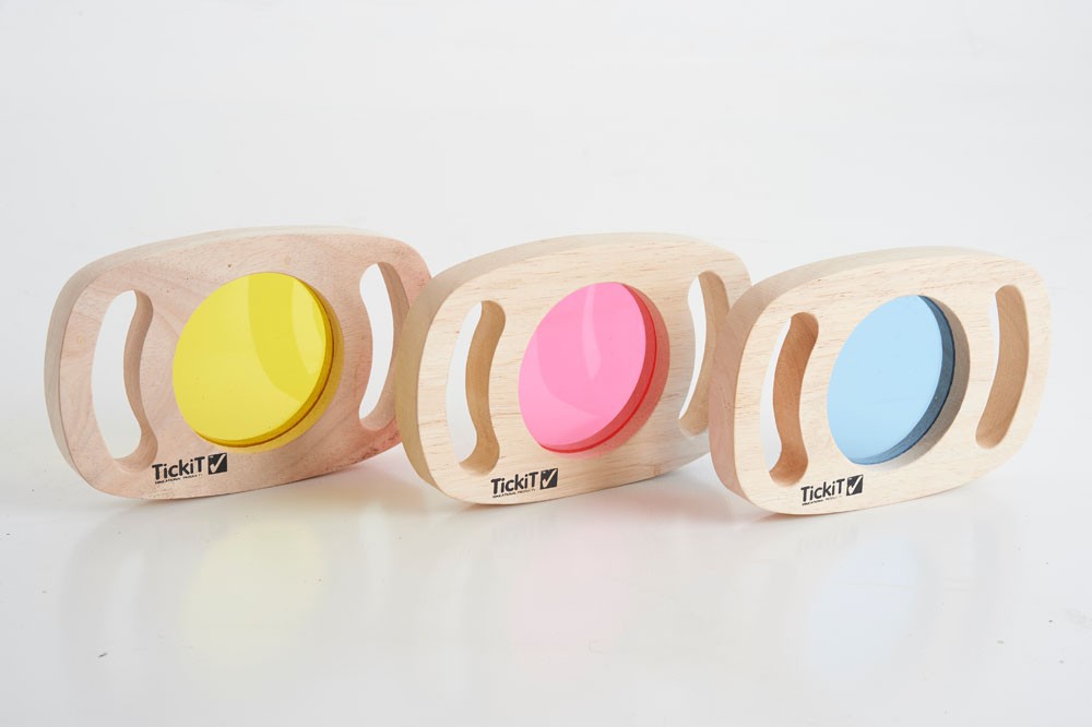 3 paneles de colores con asas