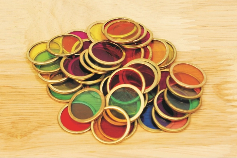 100 monedes metàliques de colors translúcids