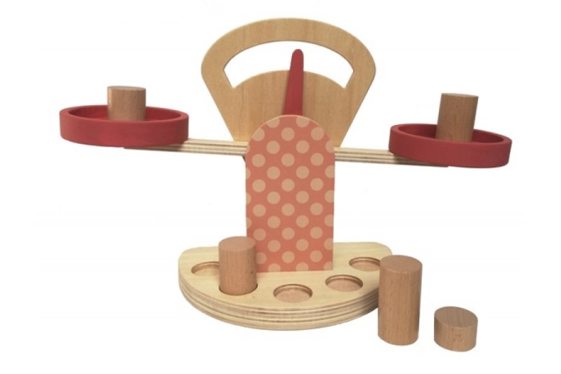 BALANZA DE MADERA CON 5 PESOS