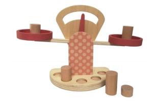 BALANZA DE MADERA CON 5 PESOS