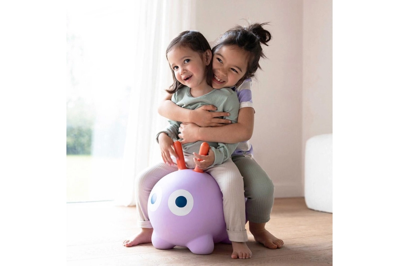 Skippi, la oruga saltadora violeta