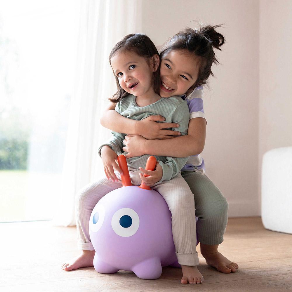 Skippi, la oruga saltadora violeta