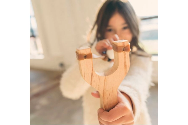 Tiraxines de fusta amb boles de suro