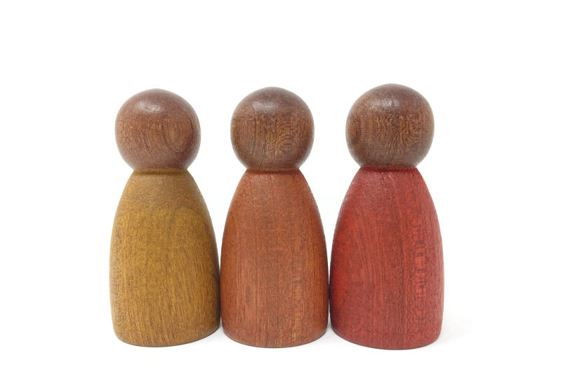 3 NINS FOSCOS COLORS CÀLIDS