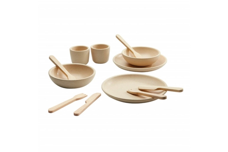 Set de platos, vasos y cubiertos de madera