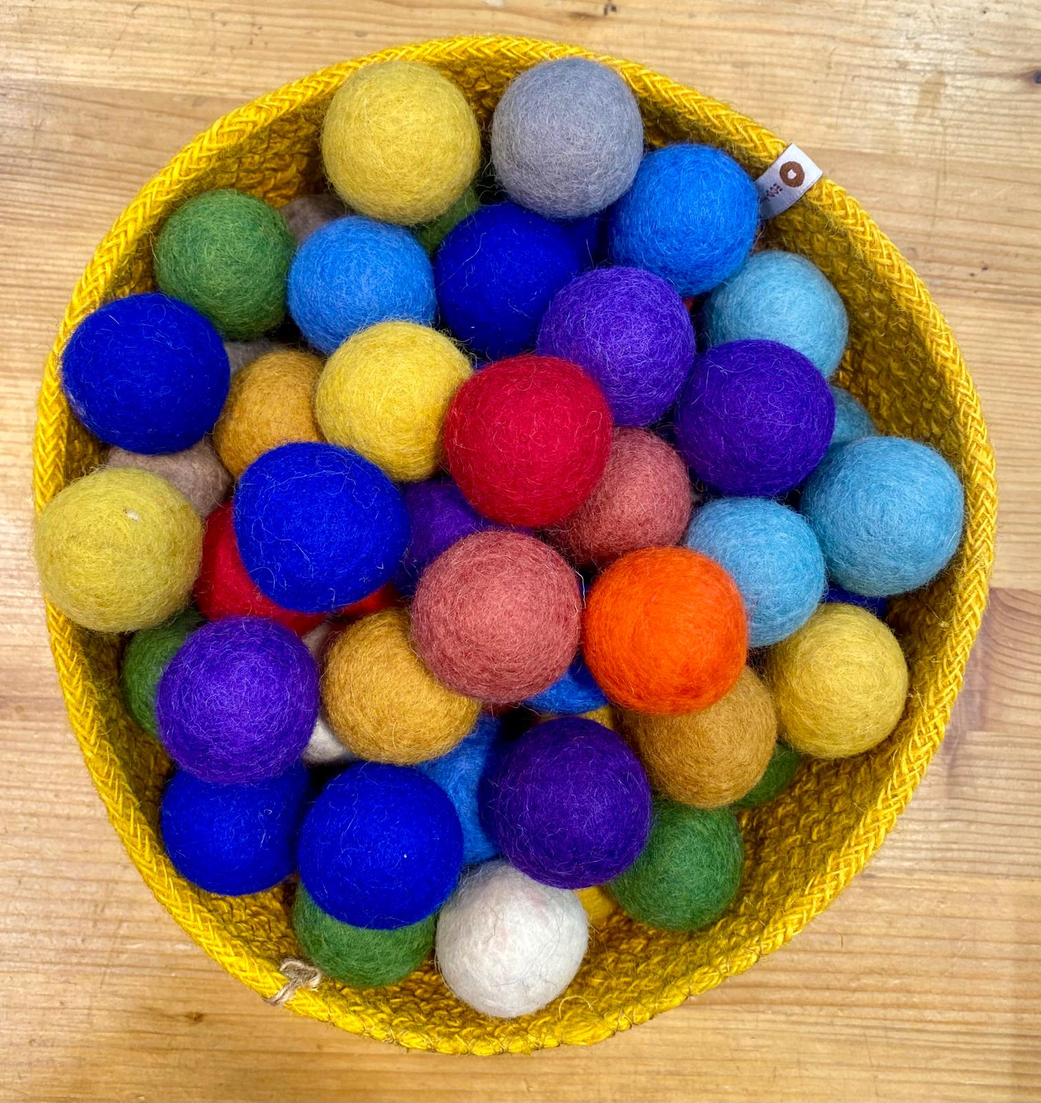 pelota de fieltro de colores