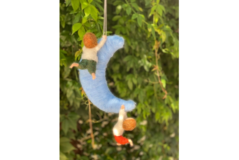 Mòbil de feltre Lluna amb 2 infants