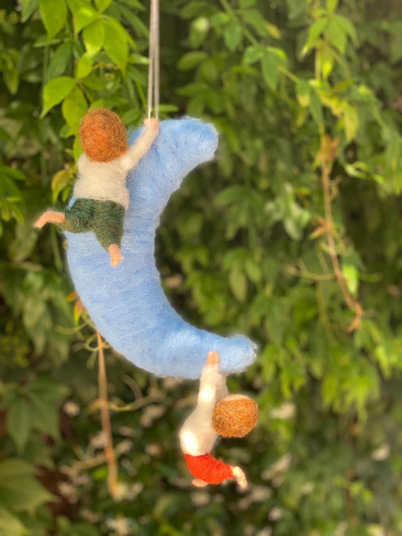Mòbil de feltre Lluna amb 2 infants
