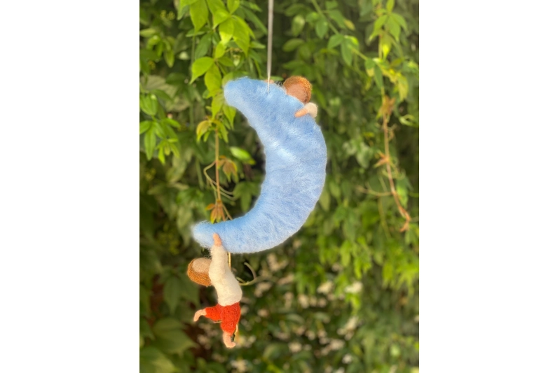 Móvil de fieltro Luna con 3 niños/as