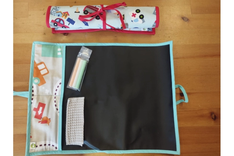 Pissarra amb guixos enrotllable