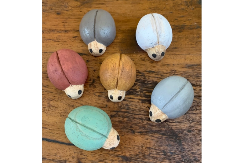 Marieta de fusta amb tons càlids