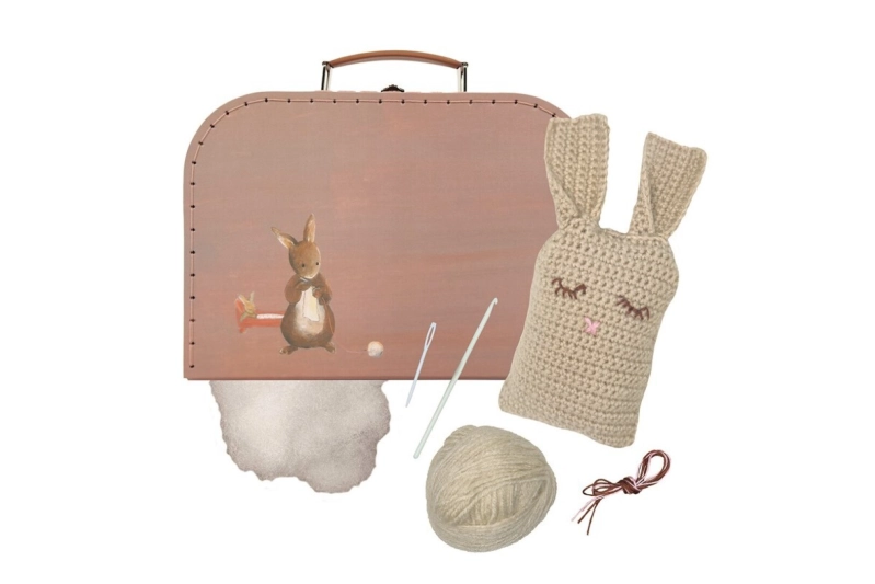 Maletín con kit para hacer un conejo de crochet