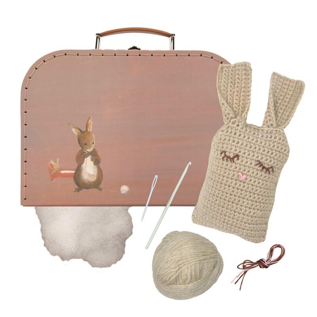 Maletí amb kit per fer un conill de crochet