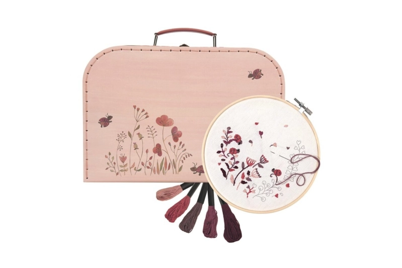 Maletín con kit de bordado de mariquitas