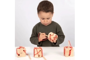 Cubos de madera para ensartar