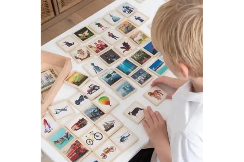 Caja con 90 fichas de madera para crear historias