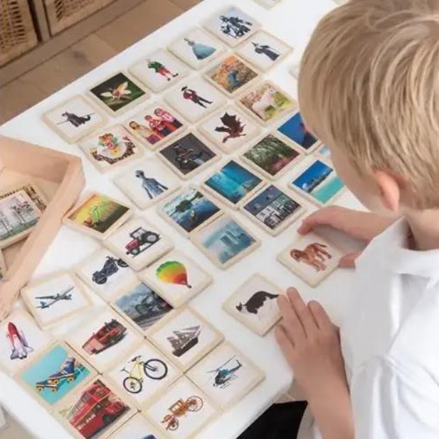 Caja con 90 fichas de madera para crear historias