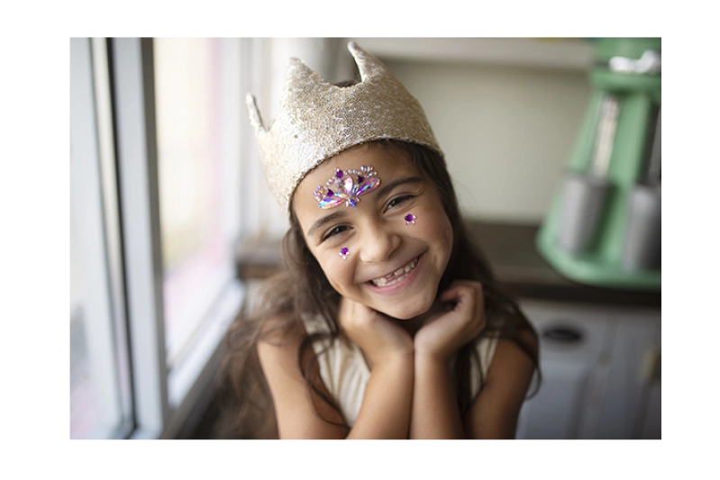 Corona de lentejuelas dorada con lazo