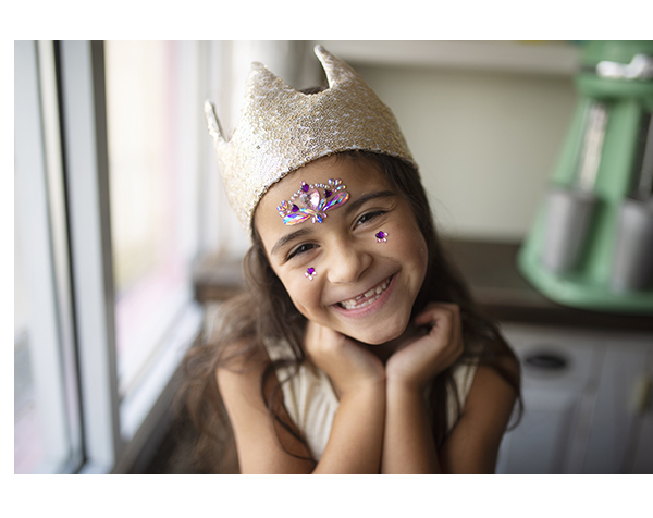 Corona de lentejuelas dorada con lazo