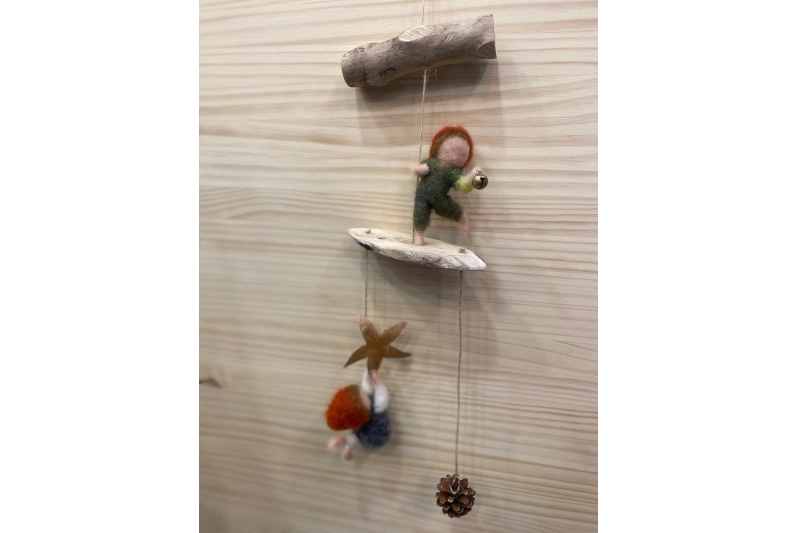 Mòbil de feltre pinya i estrella amb 2 infants