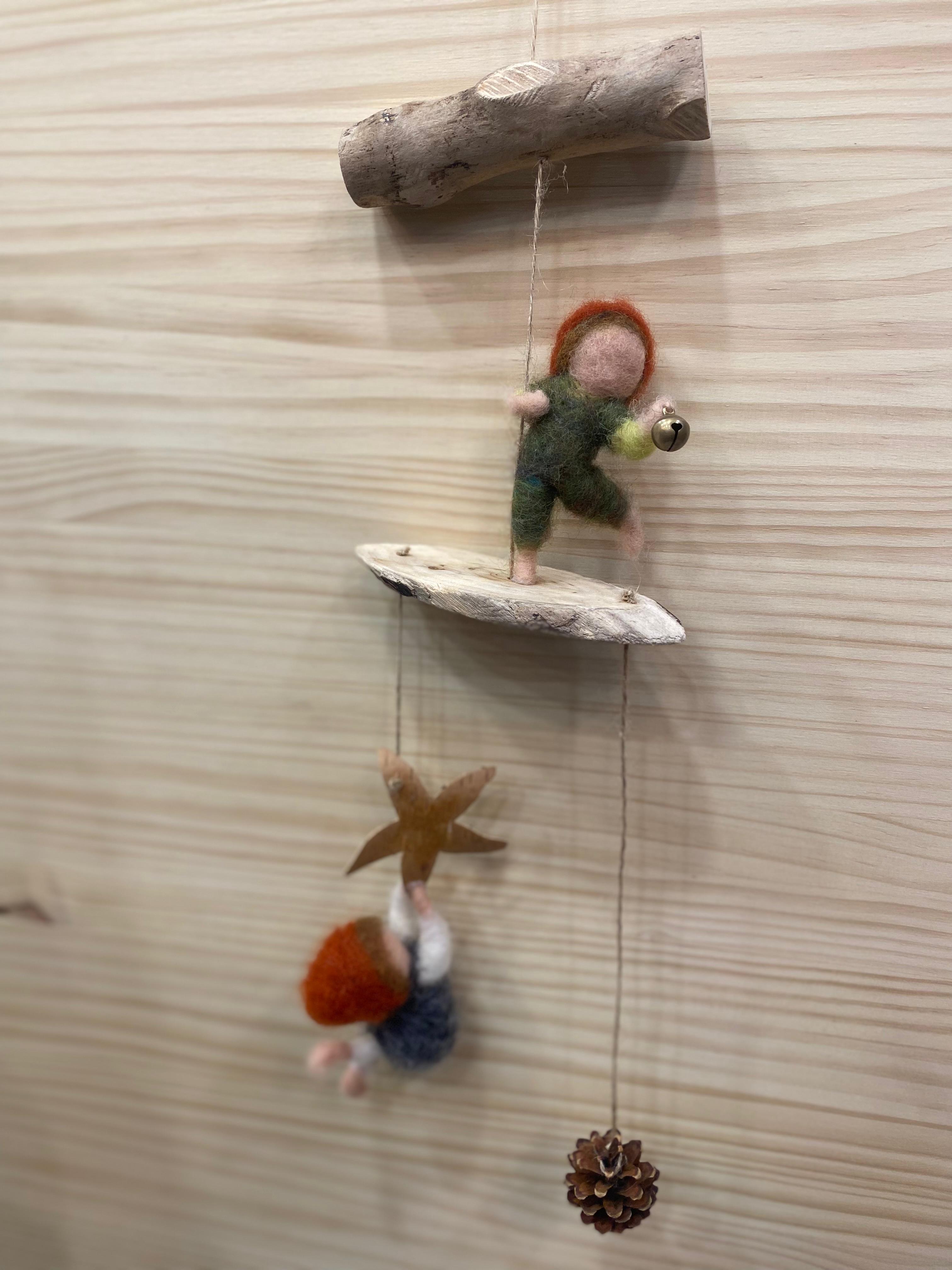 Mòbil de feltre pinya i estrella amb 2 infants