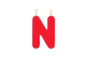 Letra N roja fosforescente de ropa