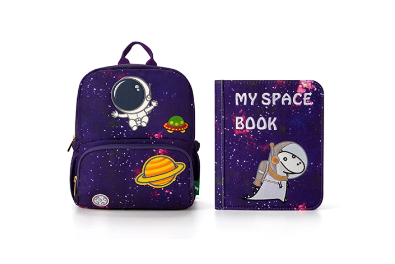 Mochila con libro interactivo de fieltro - El Espacio
